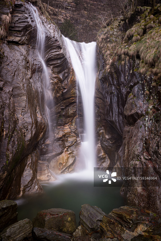 马贾山谷奥里杰诺附近的迪登特罗瀑布图片素材