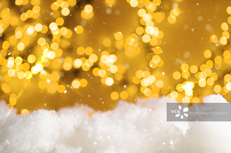 节日彩灯和雪花背景：圣诞和新年象征图片素材