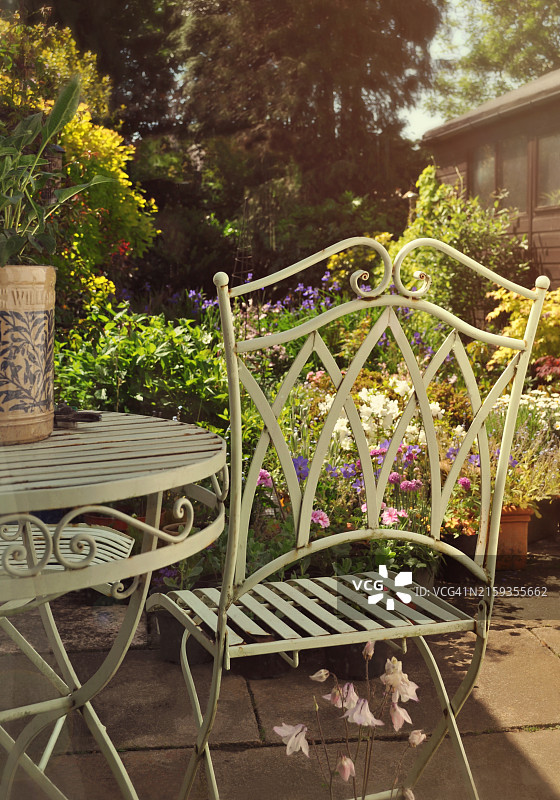 英式花园中的绿色桌椅图片素材