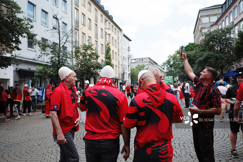 一群足球迷为他们的阿尔巴尼亚队欢呼图片素材