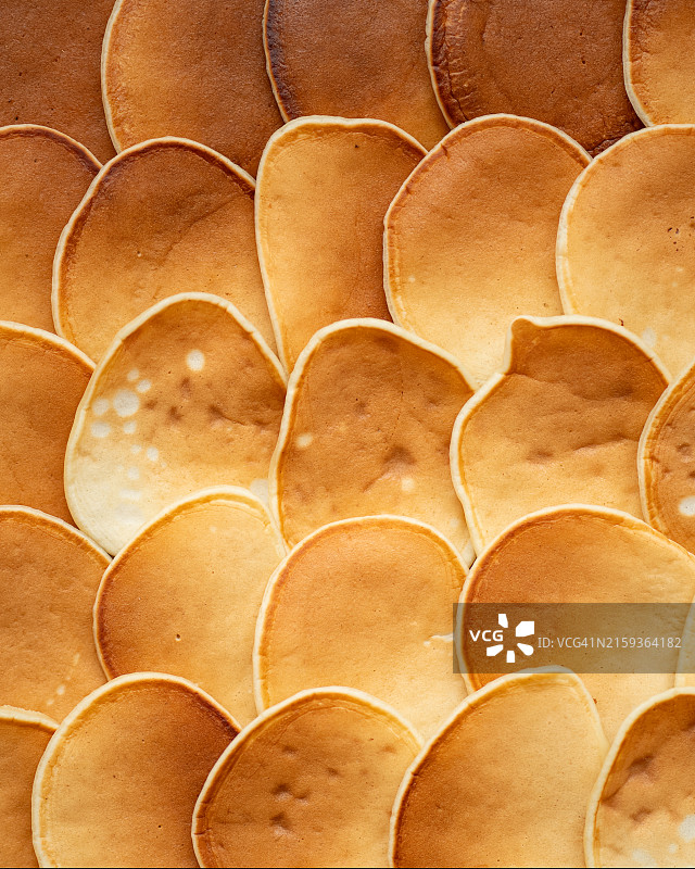 摆放在桌面的薄煎饼，新鲜自制早餐，一排小薄煎饼，小吃，特写，顶视图图片素材