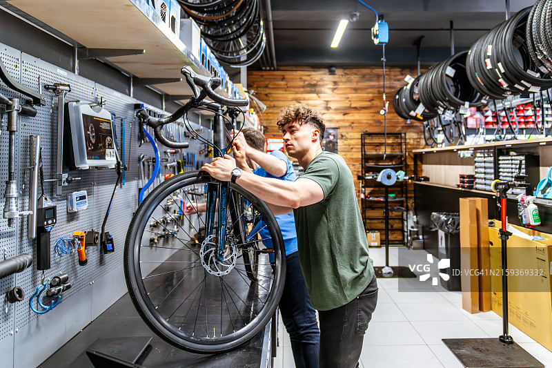 男人在车间检查自行车图片素材
