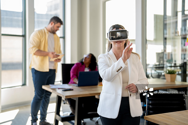在办公室使用虚拟现实设备的女人图片素材