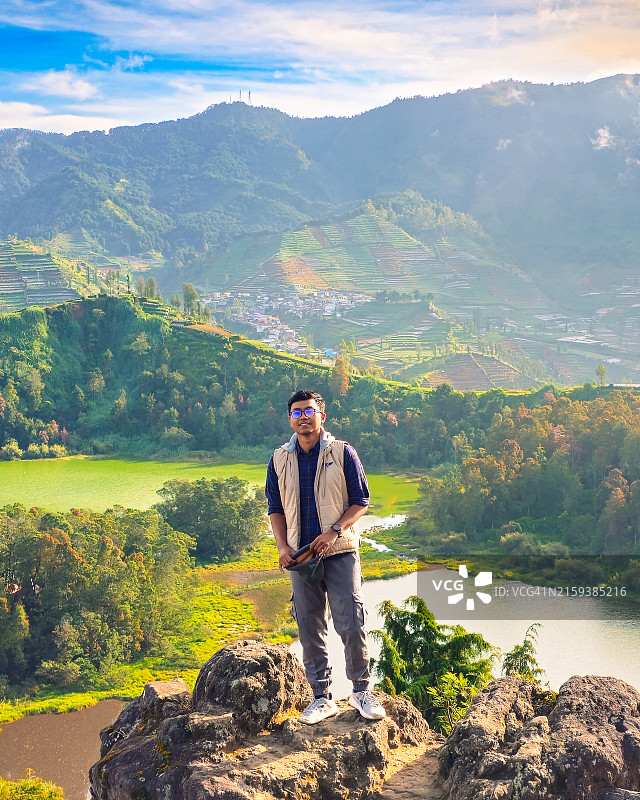 站在悬崖上，背景如天堂图片素材