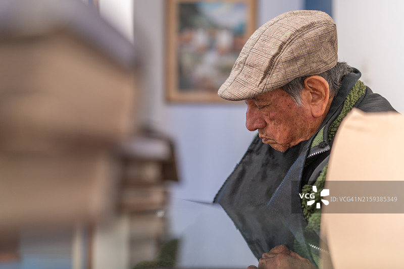 闭着眼睛的满脸皱纹的老年男人图片素材