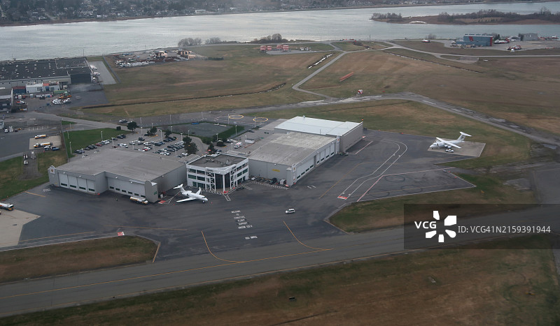 鸟瞰停在机场外的小型飞机图片素材