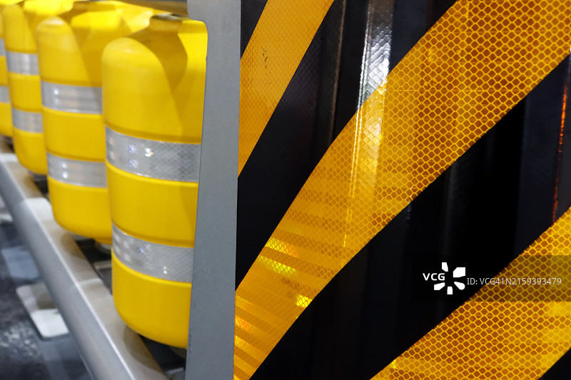 高速公路旁的黄色防撞护栏图片素材