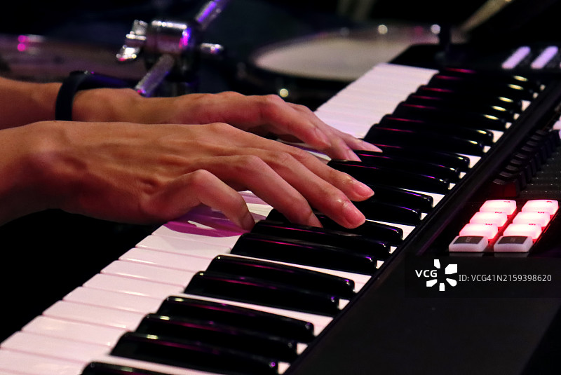 男人手弹奏电子琴图片素材