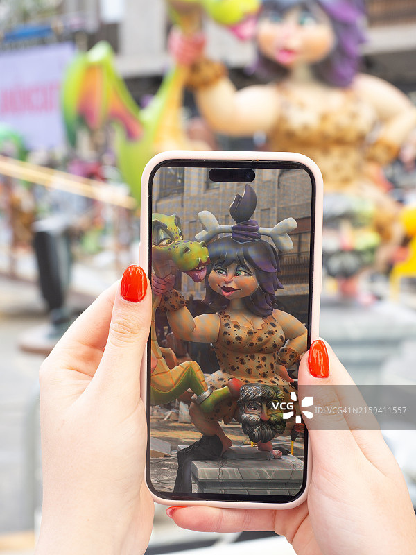 女人拍摄法雅节，西班牙巴伦西亚图片素材