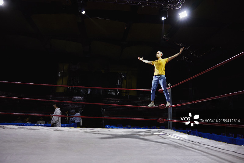 比赛前站在墨西哥摔跤绳索上的粉丝的广角镜头图片素材