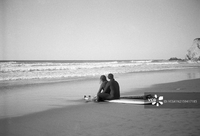 冲浪者在沙滩上休息观海图片素材