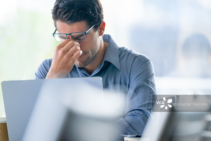 看起来沮丧、悲伤和沮丧的疲惫商人图片素材