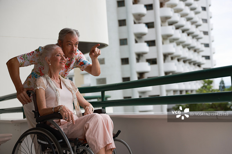 老年夫妇居家养老生活图片素材