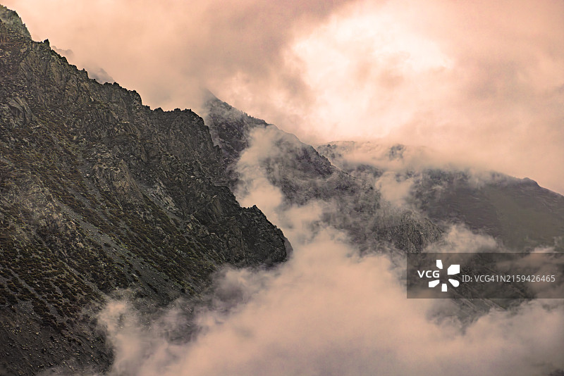 优胜美地国家公园的雾中山峰图片素材