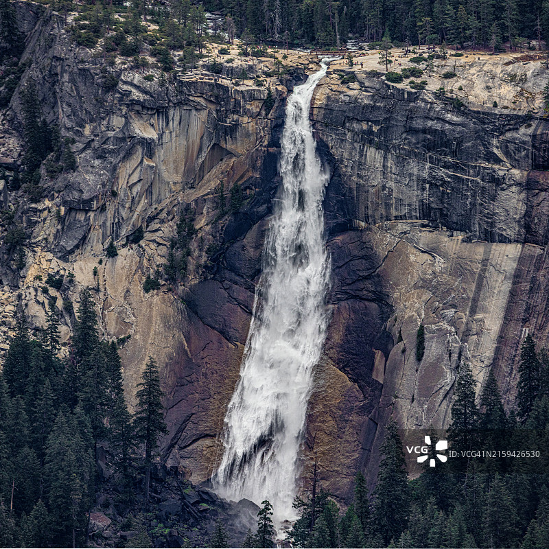 优胜美地国家公园的弗纳尔瀑布图片素材