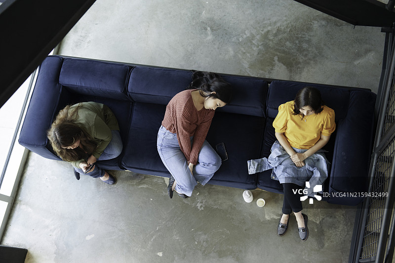 等候区沙发上休息的年轻女性图片素材