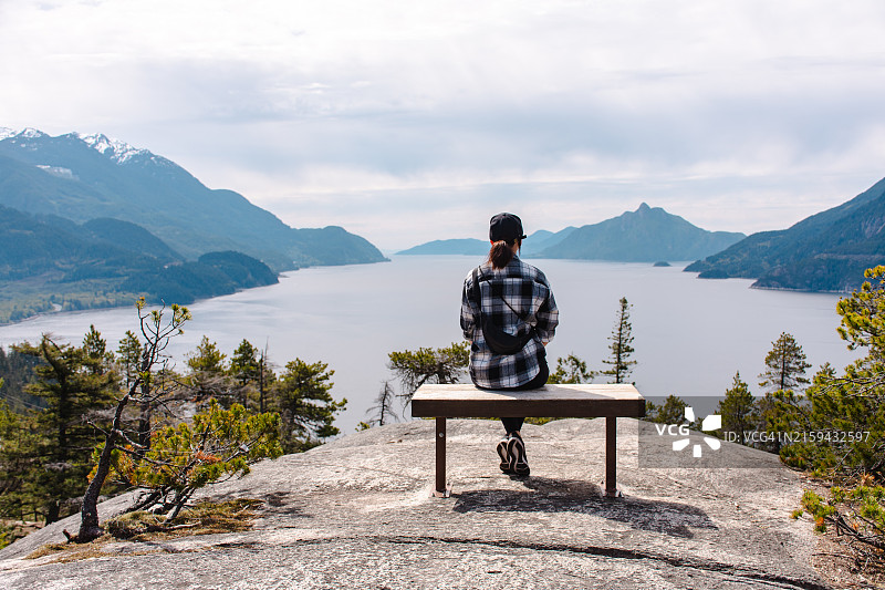 在山顶上眺望湖景的女人图片素材