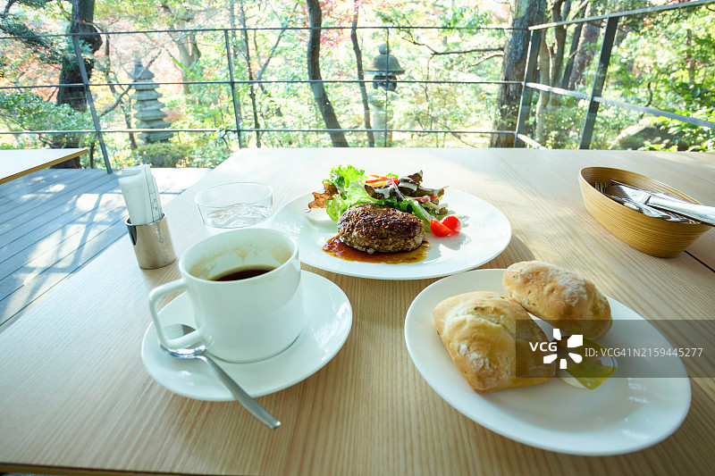 日式纸质天花板玻璃墙咖啡馆，美味汉堡午餐图片素材