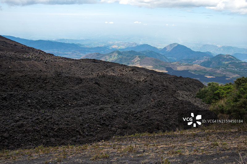 危地马拉埃斯昆特拉省帕卡亚火山底部的熔岩原景色图片素材
