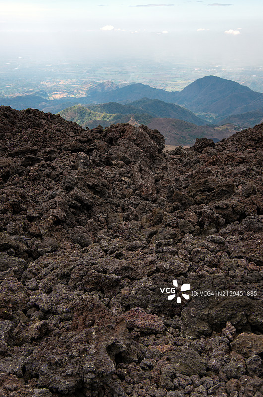 危地马拉帕卡亚火山底部的熔岩原景观图片素材