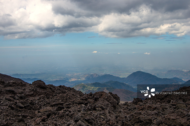 危地马拉埃斯昆特拉省帕卡亚火山底部的熔岩原景色图片素材