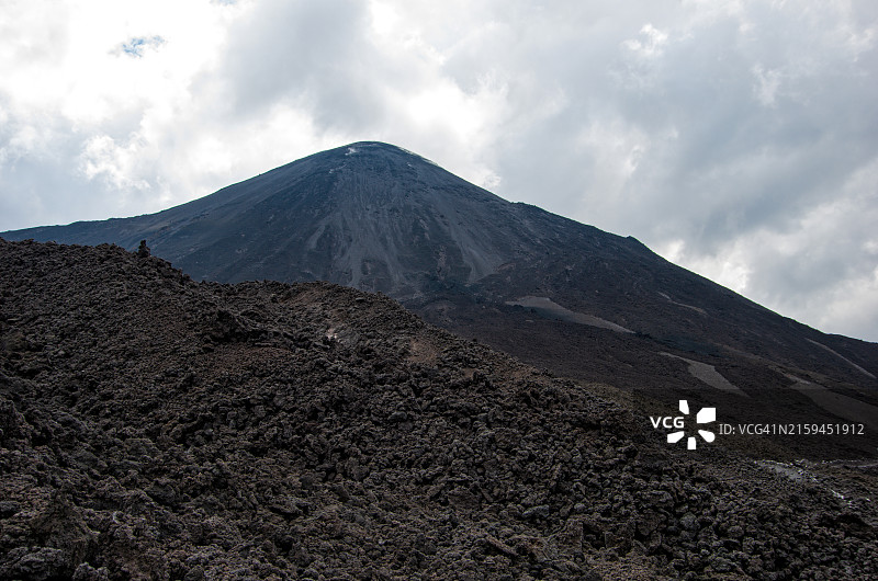 危地马拉帕卡亚火山附近的熔岩地图片素材