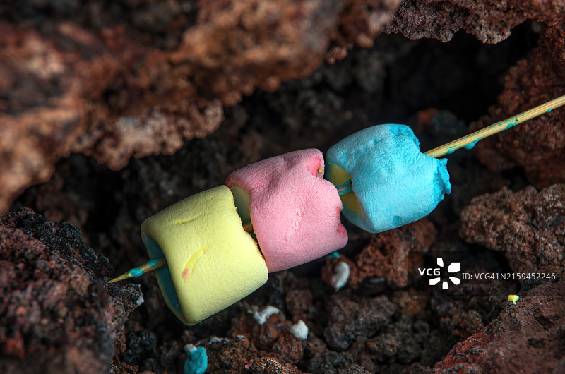 危地马拉帕卡亚火山熔岩区，在火山喷气孔用木串烤棉花糖图片素材