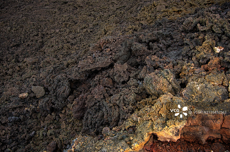 危地马拉埃斯昆特拉圣维森特帕卡亚火山周围熔岩地带地层上的彩色氧化物图片素材