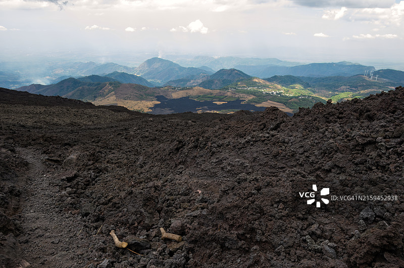 从帕卡亚火山熔岩区眺望危地马拉埃斯昆特拉省的帕林镇及周边乡村景色图片素材