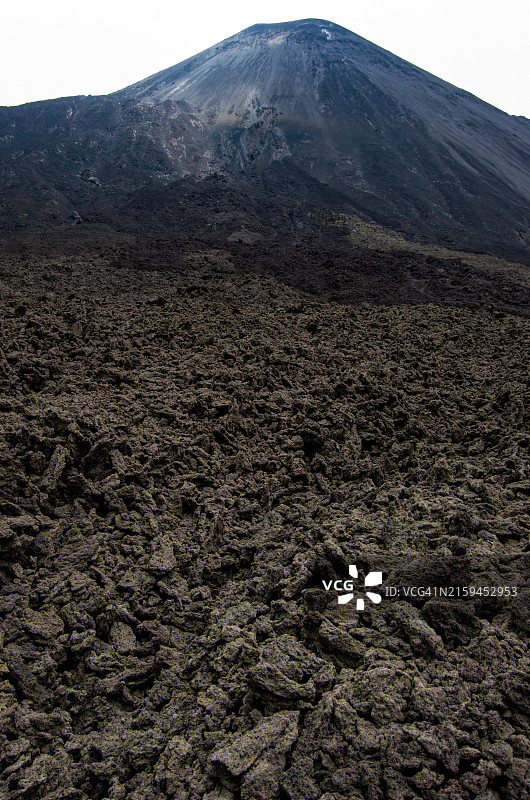 危地马拉帕卡亚火山附近的熔岩地图片素材