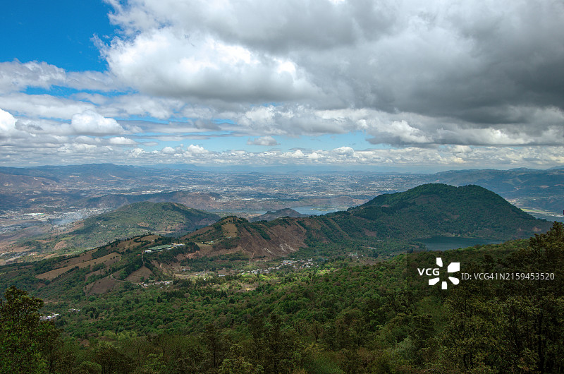 从奇诺山看危地马拉阿马蒂特兰湖周围的阿马蒂特兰镇（左中景）和新镇、佩塔帕和卡纳莱斯镇（背景中心到右侧）图片素材