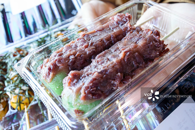 非常受欢迎的当地饺子店，开店前就有人排队，美味的艾草饺子，红豆沙馅料充足图片素材