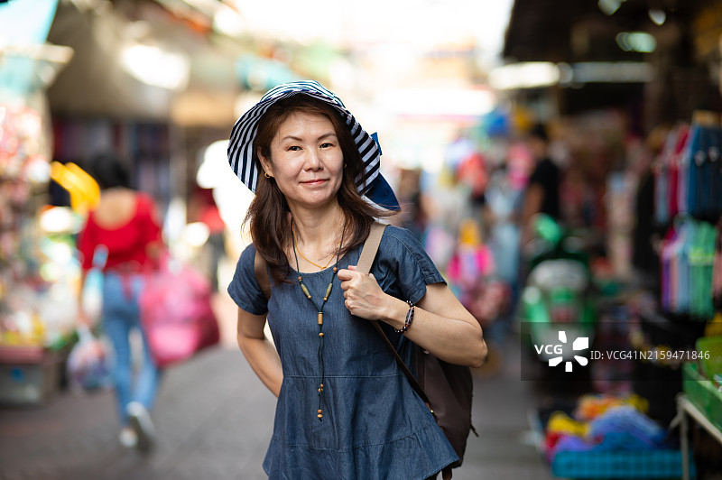亚洲女性游客在曼谷市场享受购物乐趣图片素材