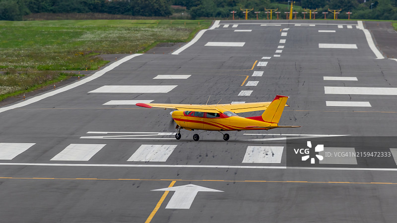 飞机在跑道上图片素材
