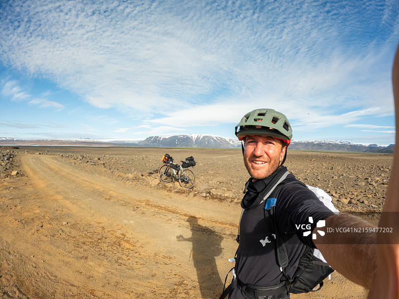 骑自行车的人在岩石山地自拍图片素材