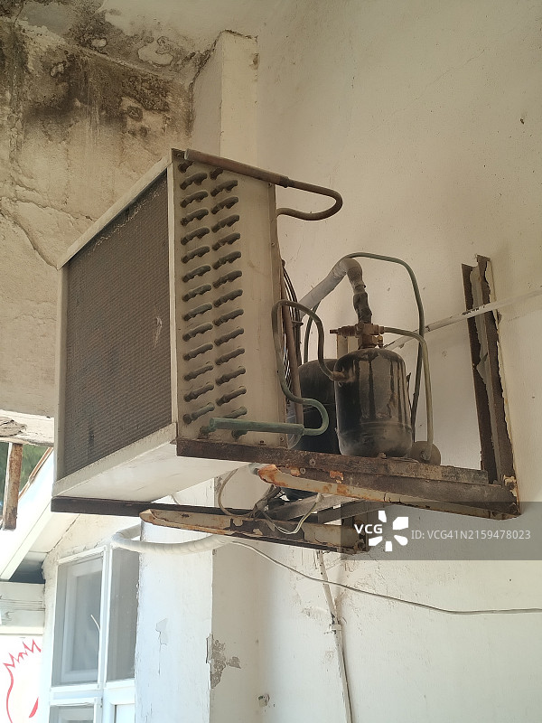 旧空调的仰视角度图片素材