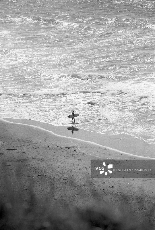 拿着冲浪板的男人轮廓图片素材