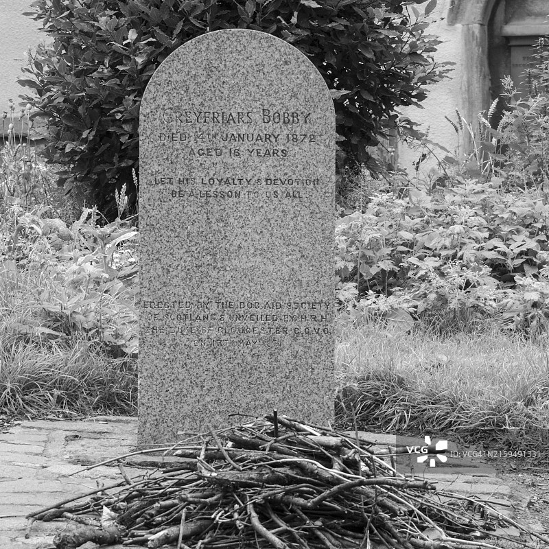 爱丁堡格雷 Friars 教堂墓地的Greyfriars Bobby墓（苏格兰，英国）图片素材
