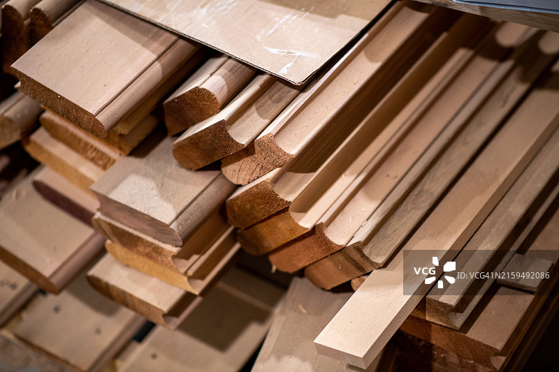 一堆切割好的雪松木板图片素材