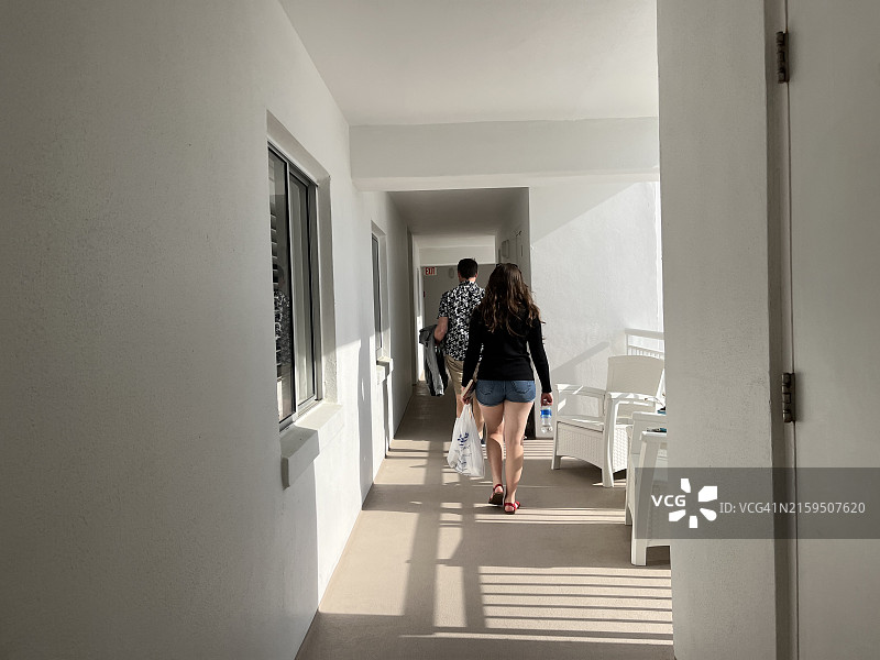 海滩度假后，父亲和女儿购物回家图片素材