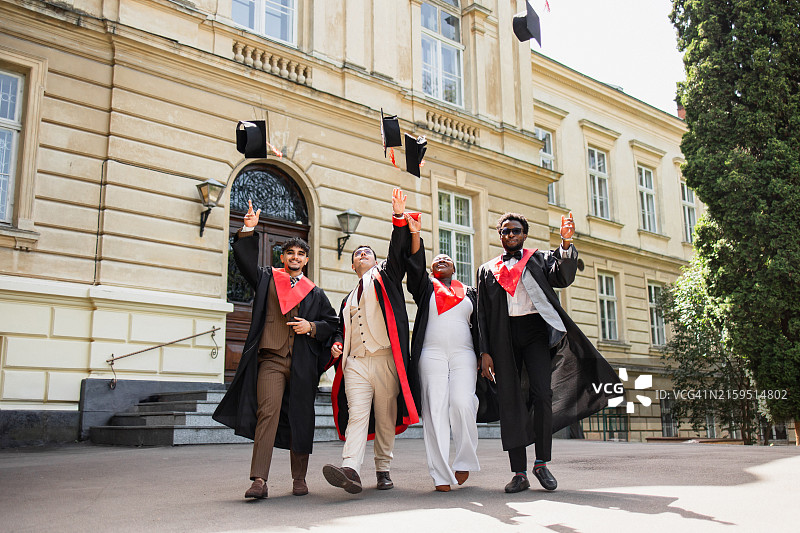 多民族青少年毕业生抛帽子图片素材