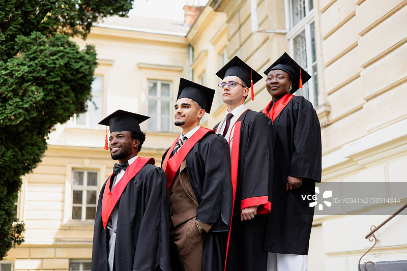 毕业典礼上满意自豪的各民族学生图片素材