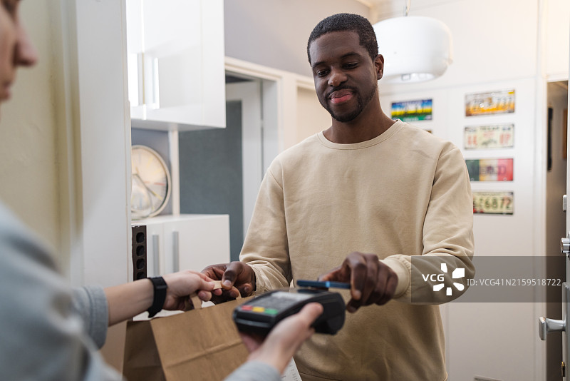 门口的非接触式移动支付图片素材