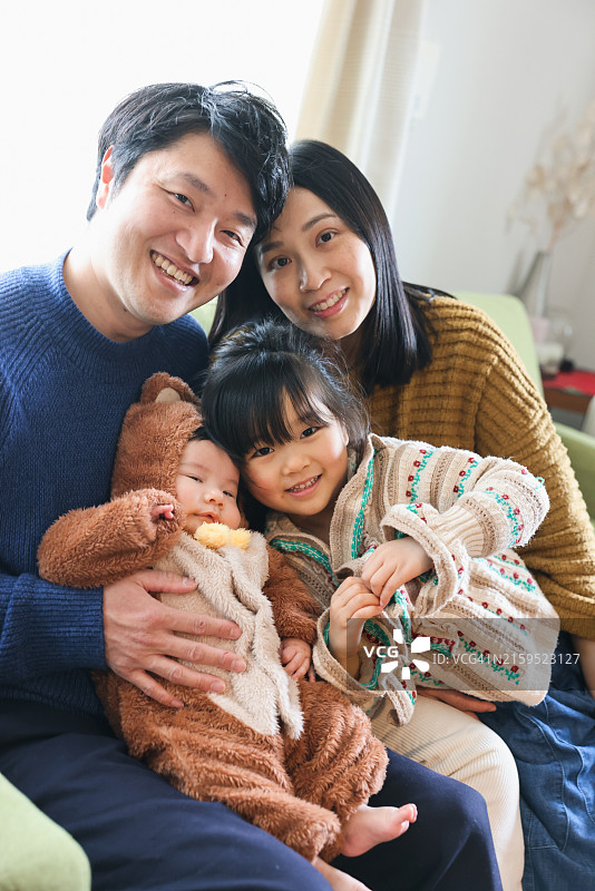 亚洲家庭居家肖像图片素材