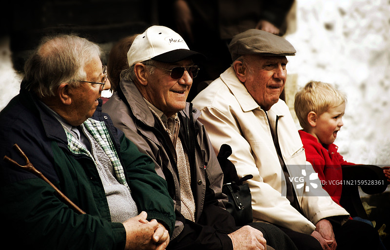 三个男人和一个男孩图片素材