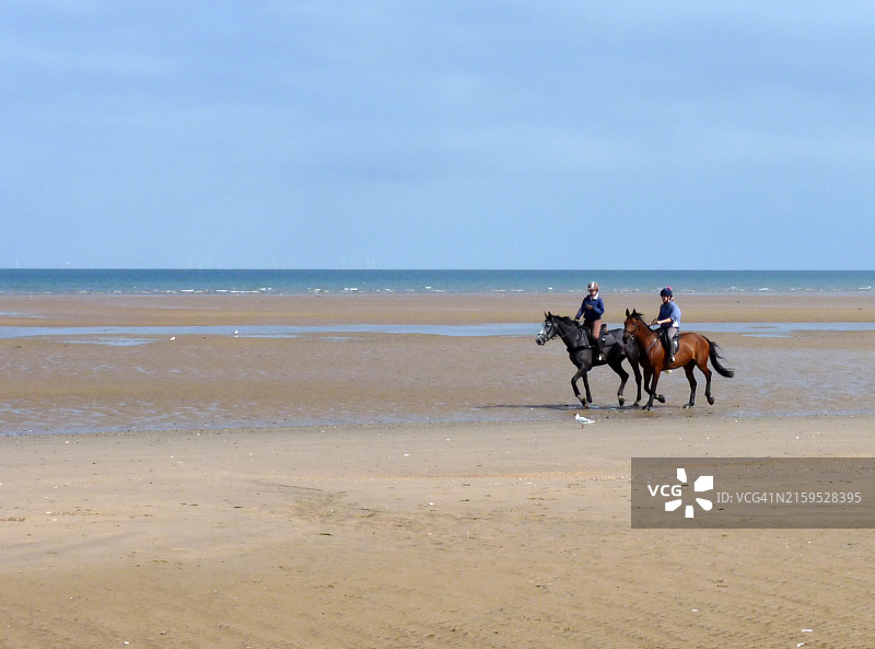 海滩骑行图片素材