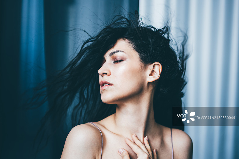 在轻盈面料中的美丽女人图片素材