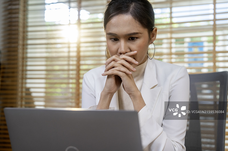 电脑屏幕显示个人文件加密文本的压力大的女商人图片素材