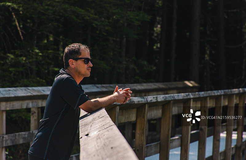 在不列颠哥伦比亚省金耳朵公园的男人图片素材