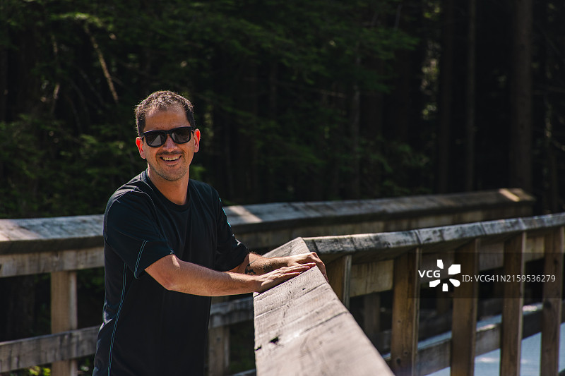 在不列颠哥伦比亚省金耳朵公园的男人图片素材